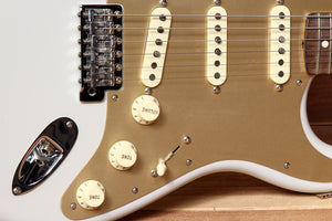 FENDER RARE Vintage White Classic Series 60s Stratocaster Special Ed Strat 77917